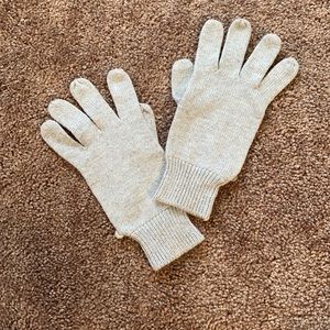 American Eagle gray gloves
